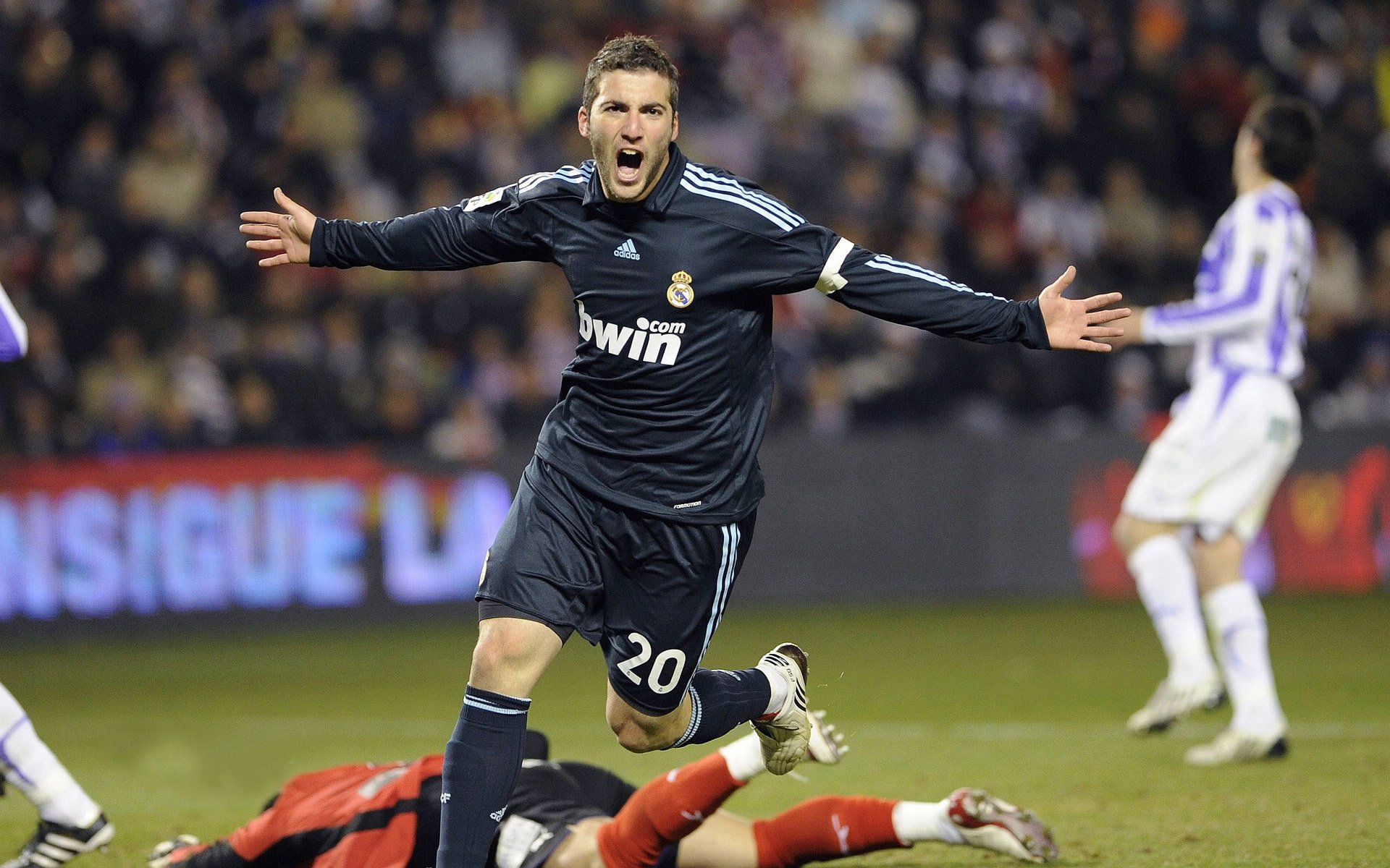 唐纳德·高尔带领袋鼠队通过快速进攻打破对方防线